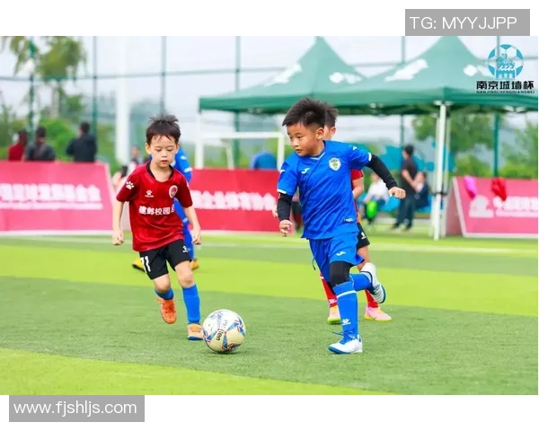 激情四溢的打足球现场让我们感受团队合作与运动魅力的完美结合